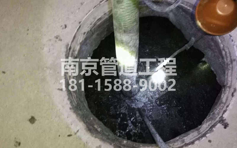 216电瓷新村清理化粪池