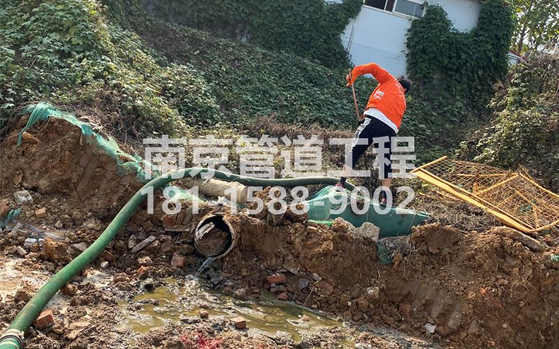 263电瓷新村工地化粪池清理