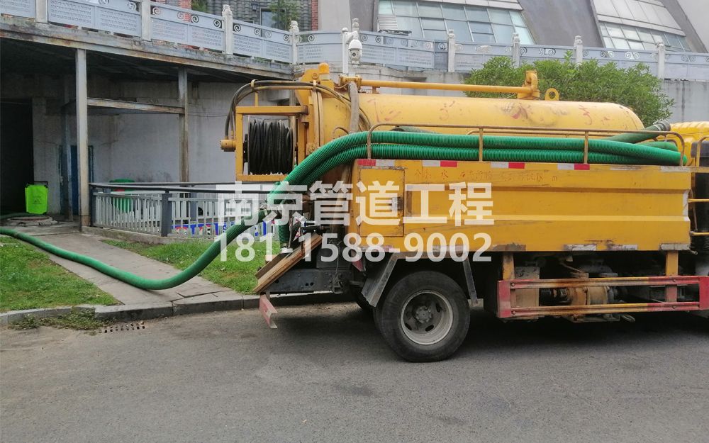 电瓷新村商场隔油池吸污