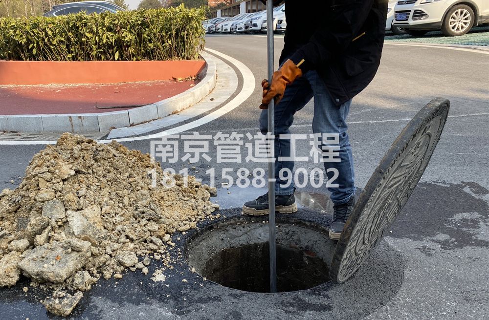 306电瓷新村管道油块清理